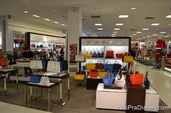 As bolsas da Michael Kors são encontradas tanto na loja da marca no Florida Mall como nas lojas multimarcas (como a Macy's).