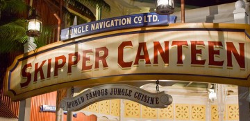 Foto da placa na entrada da Skipper Canteen, restaurante inspirado na atração Jungle Cruise no Magic KIngdom