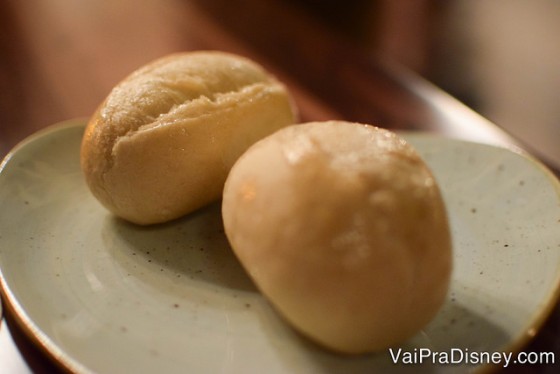 Foto do pãozinho servido antes da refeição no Skipper Canteen 