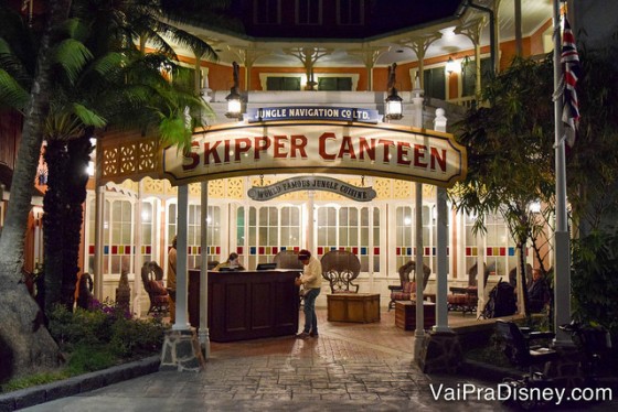 Foto da placa e da entrada do Skipper Canteen, restaurante inspirado na atração Jungle Cruise no Magic KIngdom