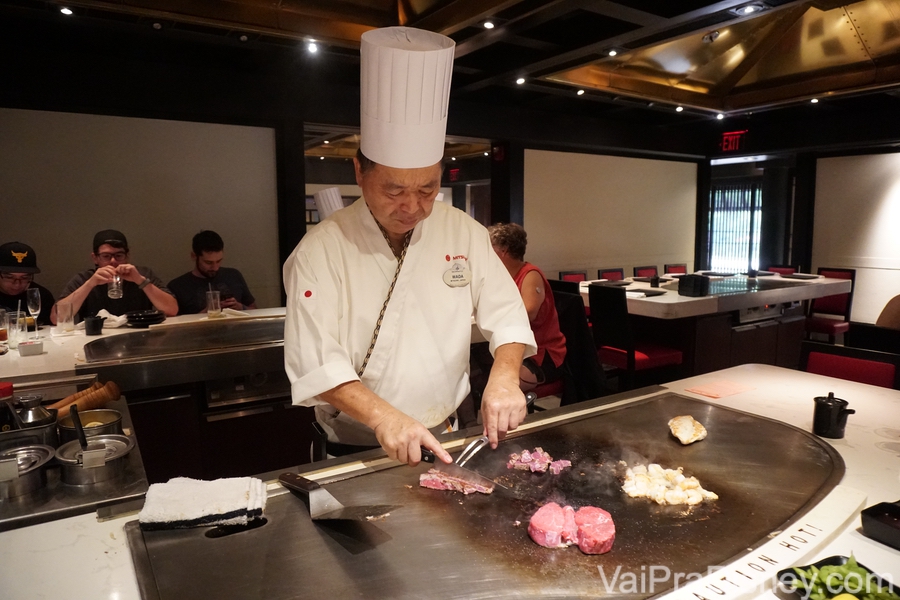 Outro chapeiro em uma visita mais recente ao Teppan Edo, preparando o Filet Mignon