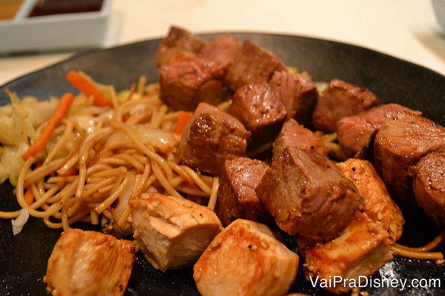 O Felipe pediu carne e frango, nessa visita ainda com o macarrão estilo Yakissoba