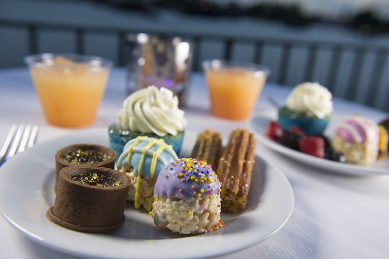 Foto de diversos doces em um prato em uma dessert party da Disney