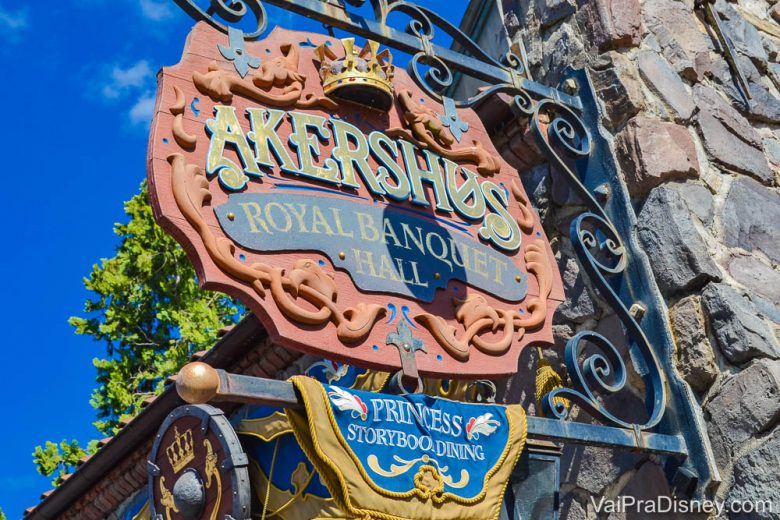 Muita gente pensa que a Anna e Elsa participam da refeição com personagens do Akershus, mas infelizmente não é o caso! Foto da placa do restaurante Akershus Royal Banquet Hall, no Epcot