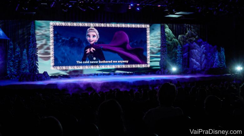 A maior parte do show é sing-along, passando trechos do filme com as músicas e a letra embaixo pra cantar junto. Foto do palco na atração First Time in Forever: A Frozen Sing-Along Celebration 