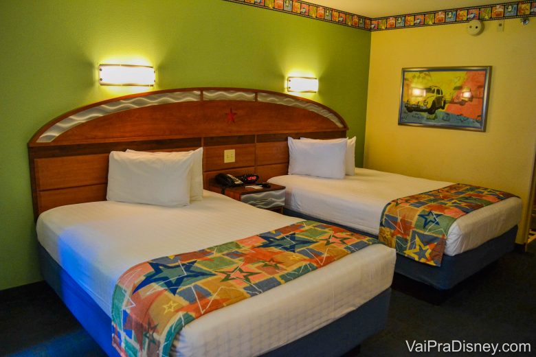 Antes da reforma, os quartos eram assim! Esse era no All Star Movies. Foto do quarto do All Star Movies antes da reforma, ainda com carpete, duas camas queen e paredes em verde e amarelo