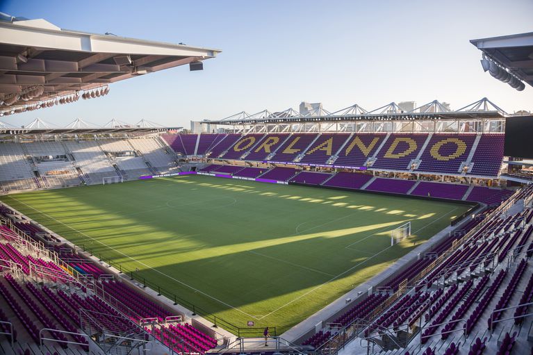 Foto do estádio do Orlando City Soccer, com as arquibancadas na cor roxa do time. 