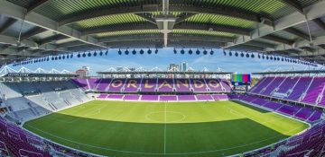 Foto do estádio do Orlando City Soccer, com as arquibancadas na cor roxa do time.