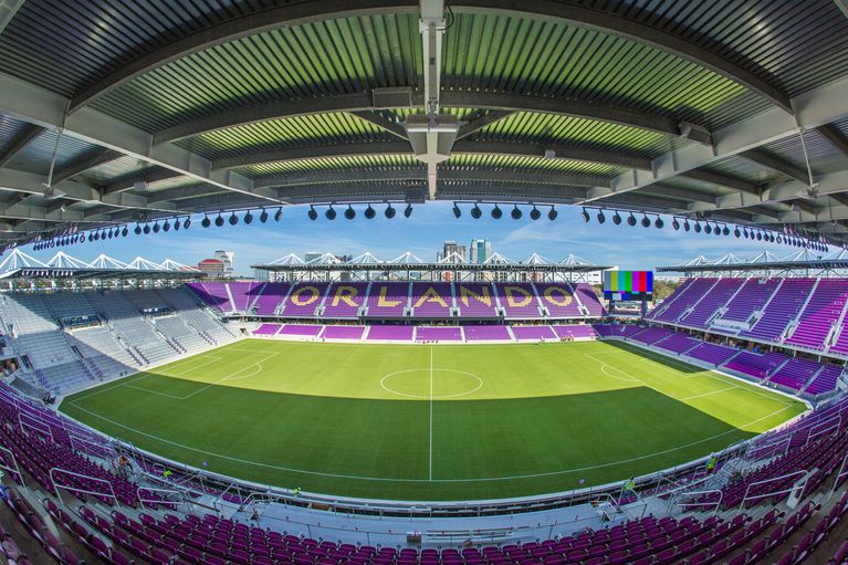 Foto do estádio do Orlando City Soccer, com as arquibancadas na cor roxa do time. 