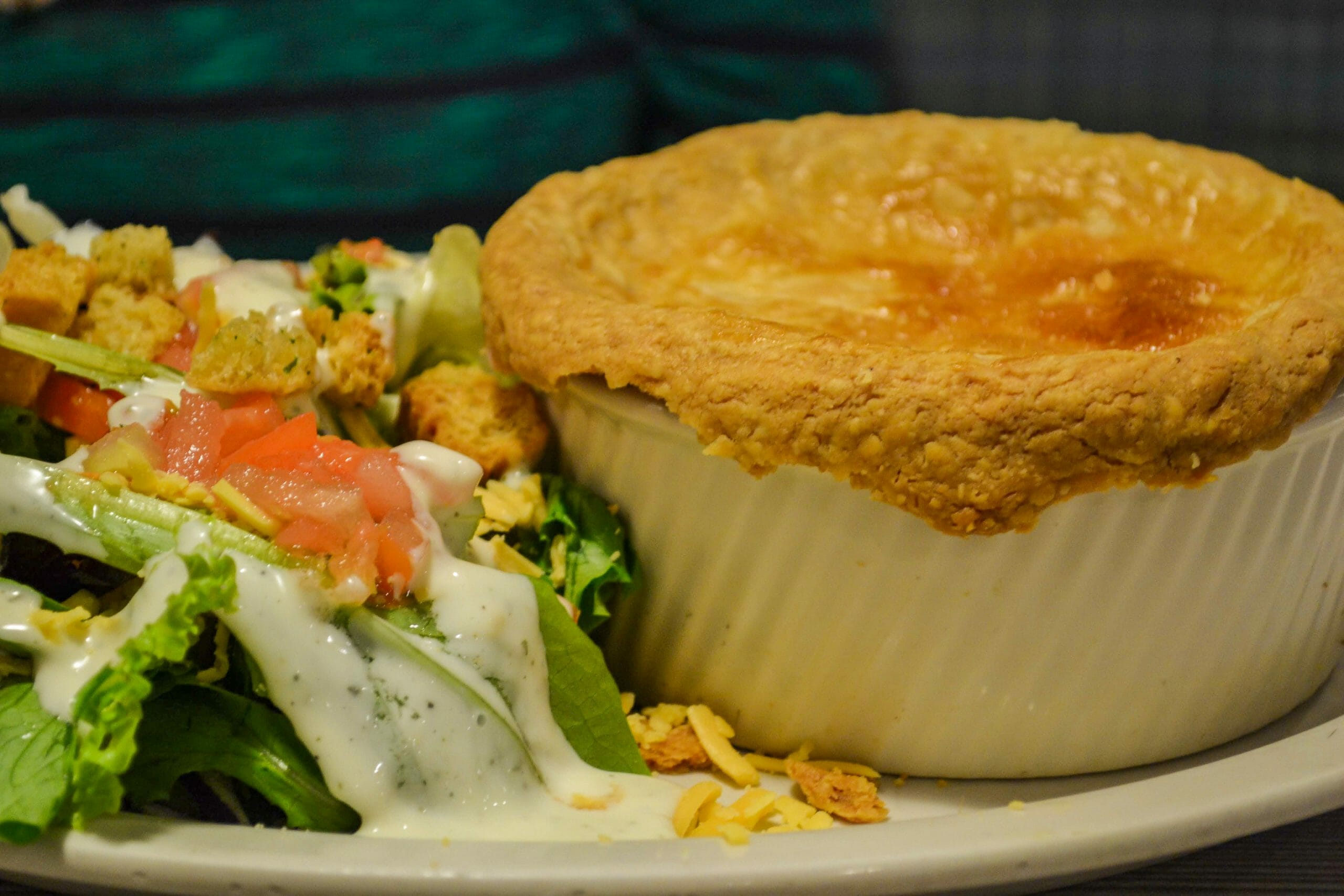 Foto do prato com a chicken pot pie do Perkins, com um pouco de salada acompanhando