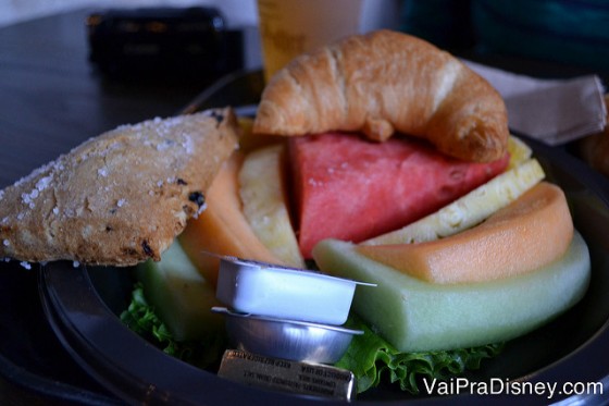 Foto do prato com frutas e croissant no café da manhã.