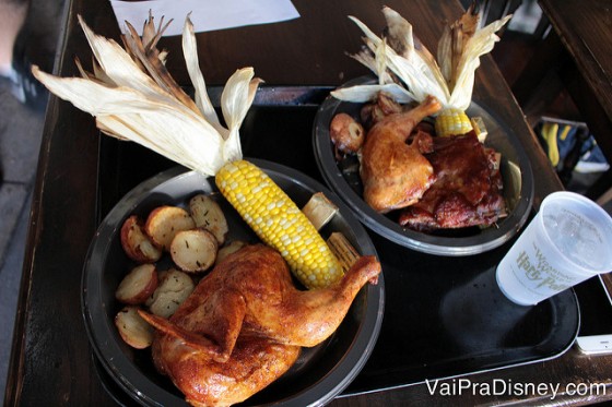 Foto dos pratos do almoço e jantar, com frango assado, milho e batatas 