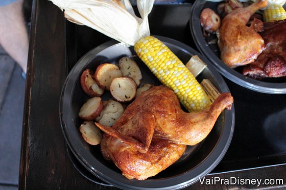 Foto do prato com frango assado, milho e batatas 