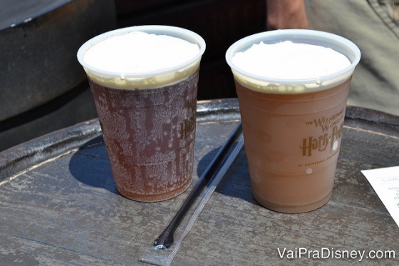Dois copos da cerveja amanteigada vendida no Islands of Adventure 