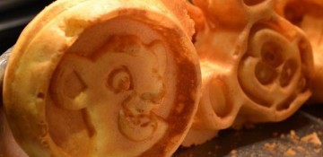 Waffles do Mickey e do Simba lado a lado, foto tirada no café-da-manhã buffet do Boma, que fica no Animal Kingdom Lodge