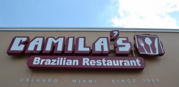 Placa na entrada do Camila's Brazilian Restaurant, restaurante brasileiro mais famoso de Orlando.