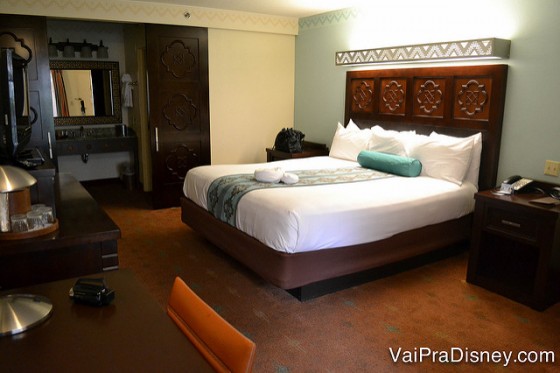 Foto do quarto do Coronado Springs, o hotel da Disney com temática latina. A cama é king, com uma almofada e uma colcha azuis 