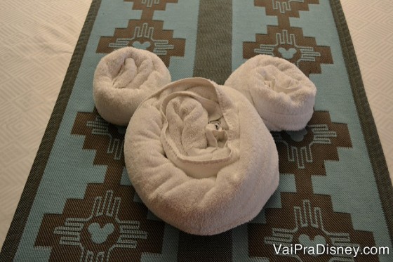 Foto de uma toalha em cima da cama dobrada em formato das orelhas do Mickey no Coronado Springs