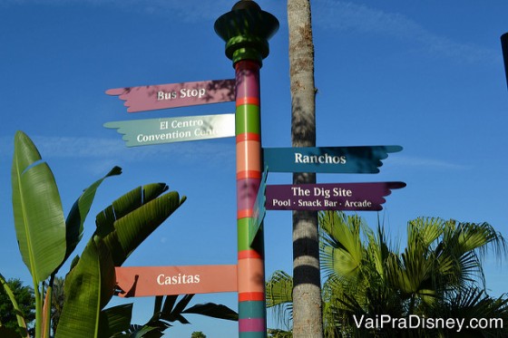 Foto das placas coloridas indicando a direção das diversas áreas do hotel 