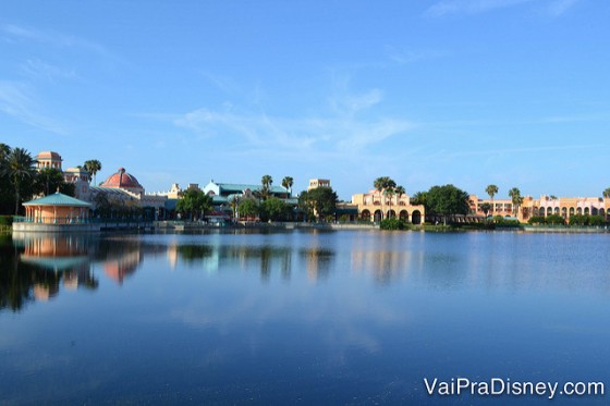 Foto de longe do lago e do Coronado Springs mais ao fundo, com o céu azul atrás 