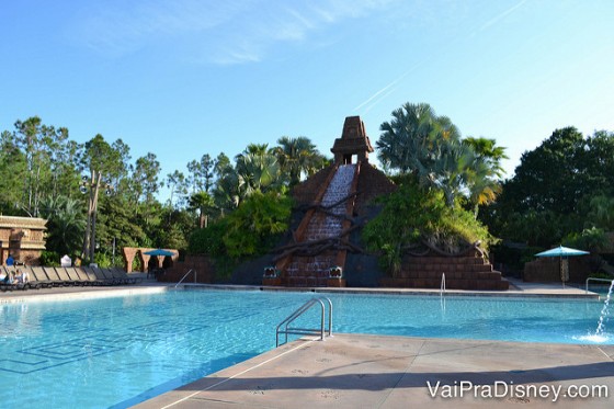 Piscina do Coronado Springs com cascata em forma de pirâmide e toboágua.