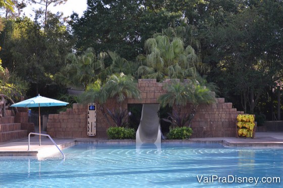 Toboágua da piscina do Coronado Springs, que passa bem pertinho das árvores ao redor dela 