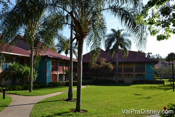 As Casitas do hotel, com palmeiras ao redor 