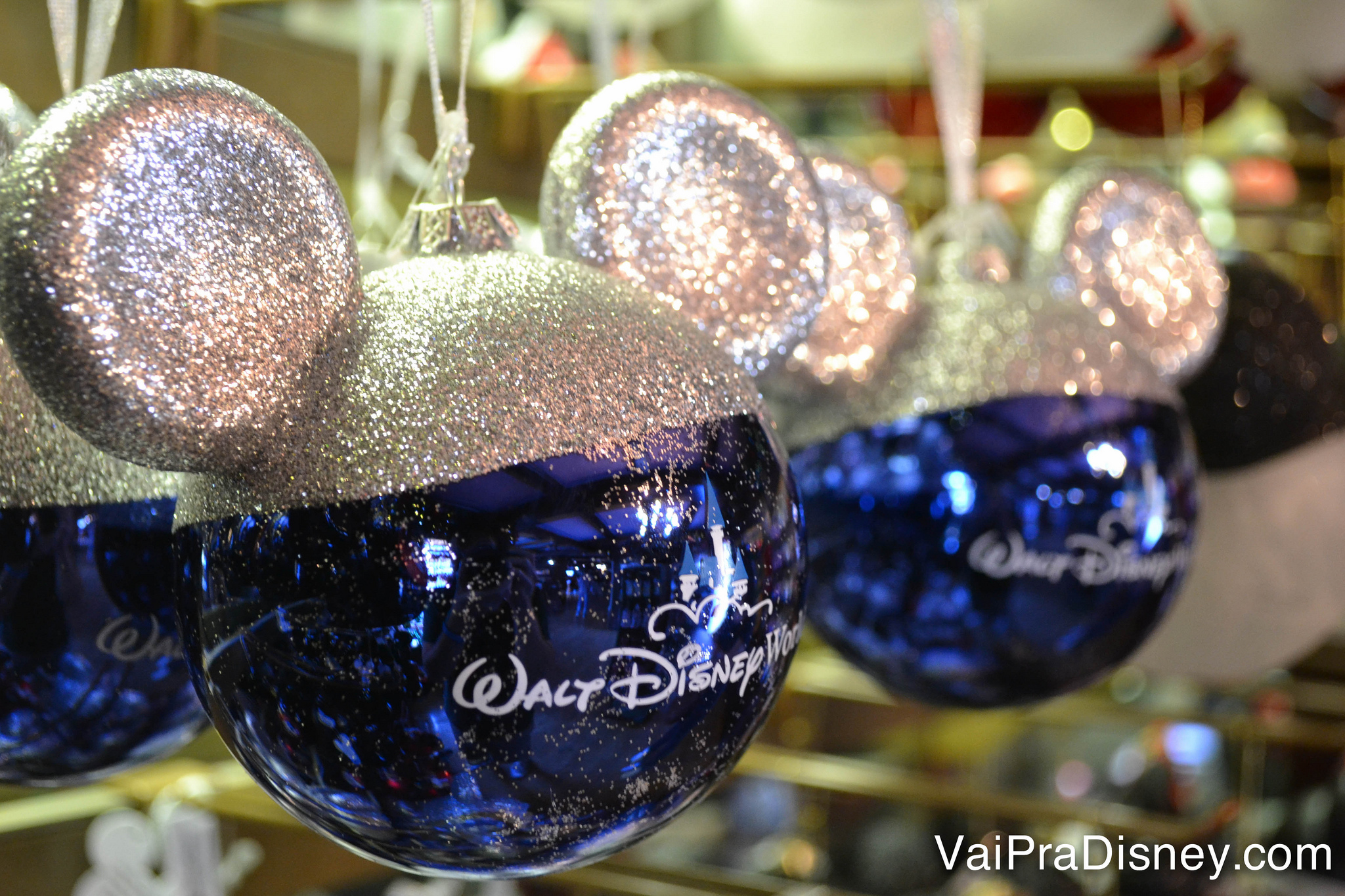 Foto de enfeites de Natal em formato de orelha do Mickey, azuis e prateados 