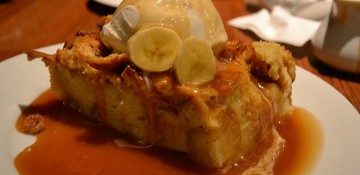 A sobremesa incrível do Ohana, bread pudding (pudim de pão) com uma cobertura de caramelo e banana, servida com sorvete de baunilha