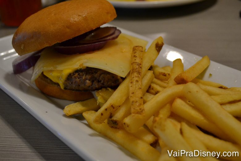 O Perkins traz muito mais do que cheeseburger, mas já que toquei no assunto, vale dizer que o deles é ótimo. :P