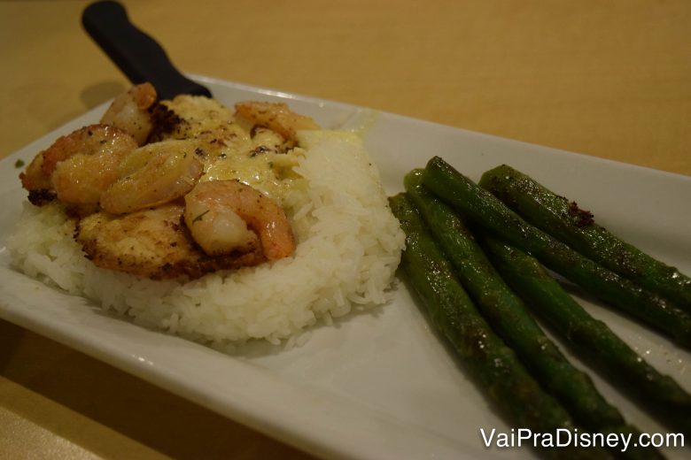 Peixinho, camarões, aspargos e arroz branco. Super leve e saboroso (pra quem gosta de peixe, lógico! Não é meu caso.).