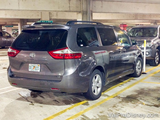 Foto do Toyota Sienna cinza que o Felipe alugou na E-Z Rent-A-Car