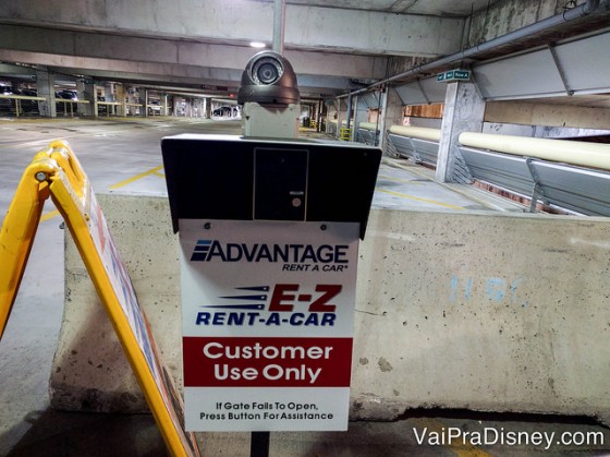 Placa da Advantage e da E-Z Rent-A-Car no aeroporto, mostrando que a área é apenas para clientes 