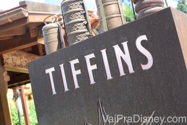 Placa do Tiffins, cinza e com letras brancas, no Animal Kingdom 