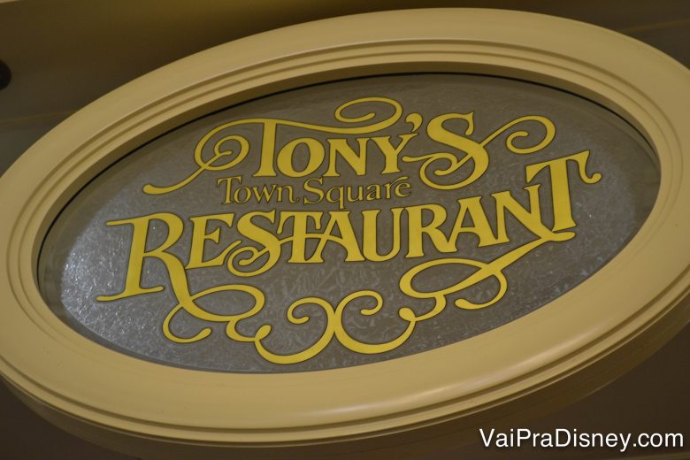 Placa na entrada do Tony's, com as letras em amarelo dizendo "Tony's Town Square Restaurant" 