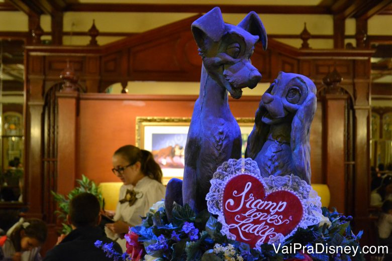 A estátua da Dama e o Vagabundo que fica em frente ao restaurante 