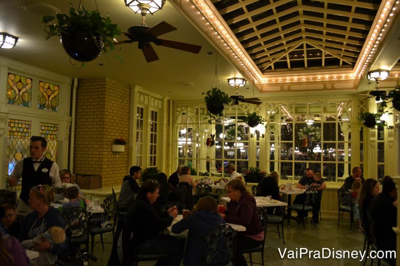 Foto do ambiente do Tony's, na área da varanda, com várias mesas, iluminação suave e algumas plantas. 