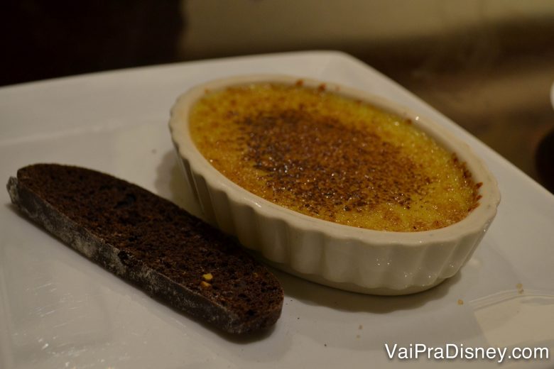 Creme brulee de sobremesa no Tony's