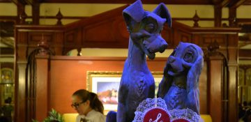 Foto da estátua da Dama e o Vagabundo que fica em frente ao restaurante Tony's, no Magic Kingdom