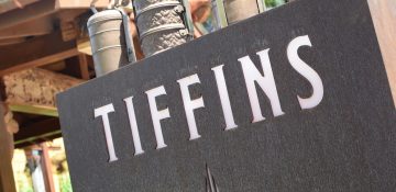 Placa do Tiffins, cinza e com letras brancas, no Animal Kingdom