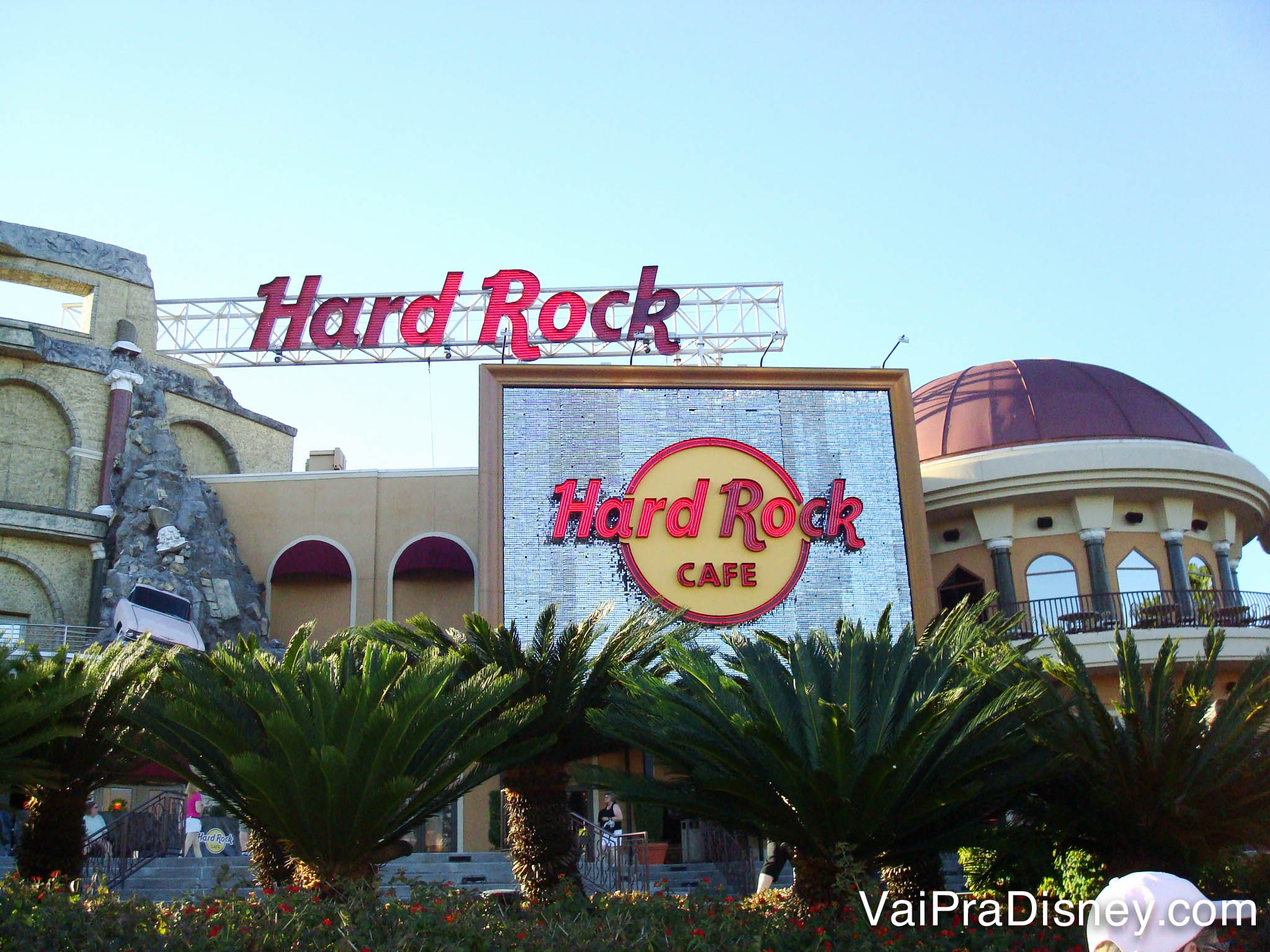 Foto do exterior da unidade do Hard Rock Cafe de Orlando, no CityWalk da Universal 