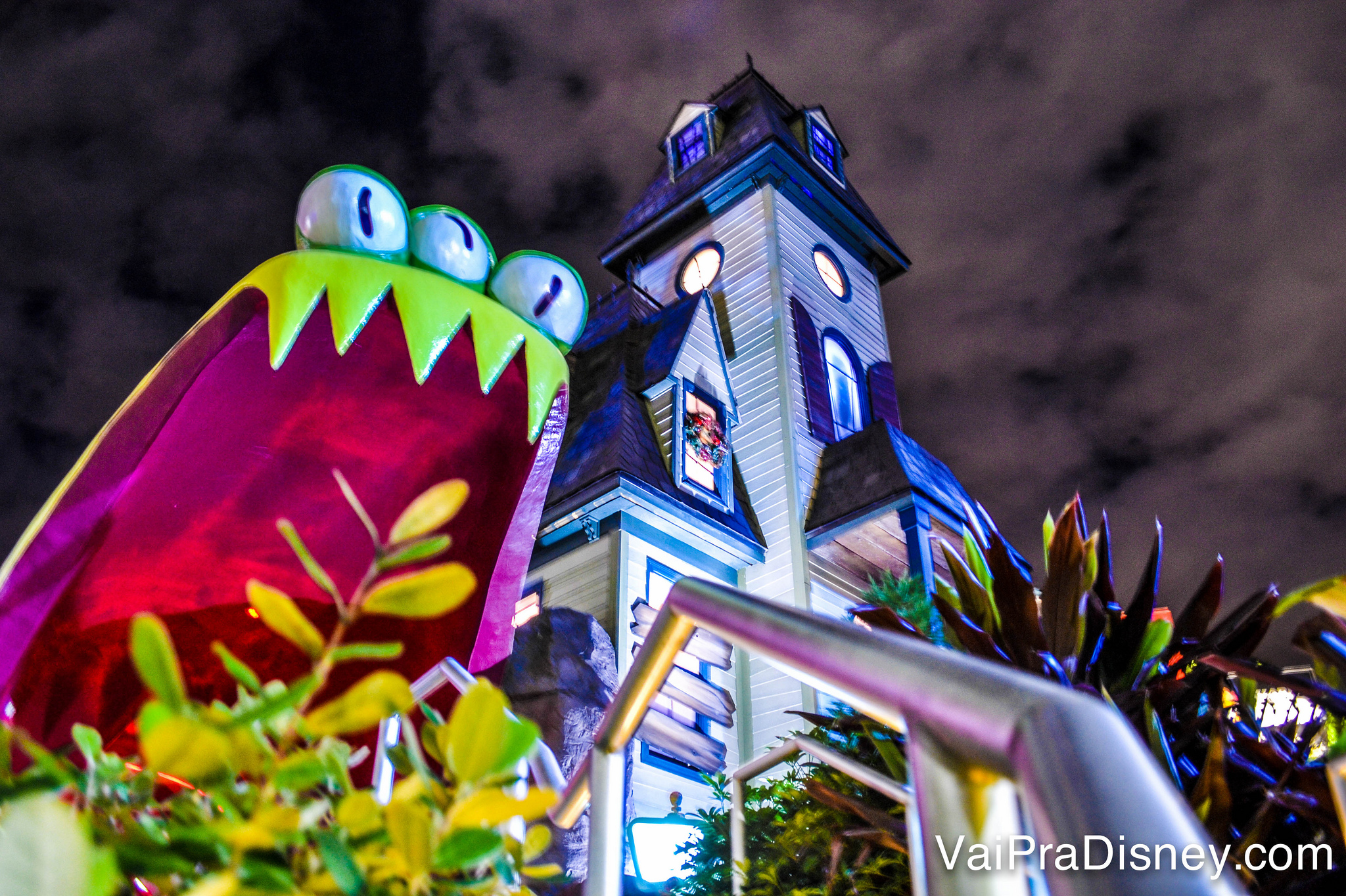 Foto de detalhes do minigolf no CityWalk, com decoração divertida 