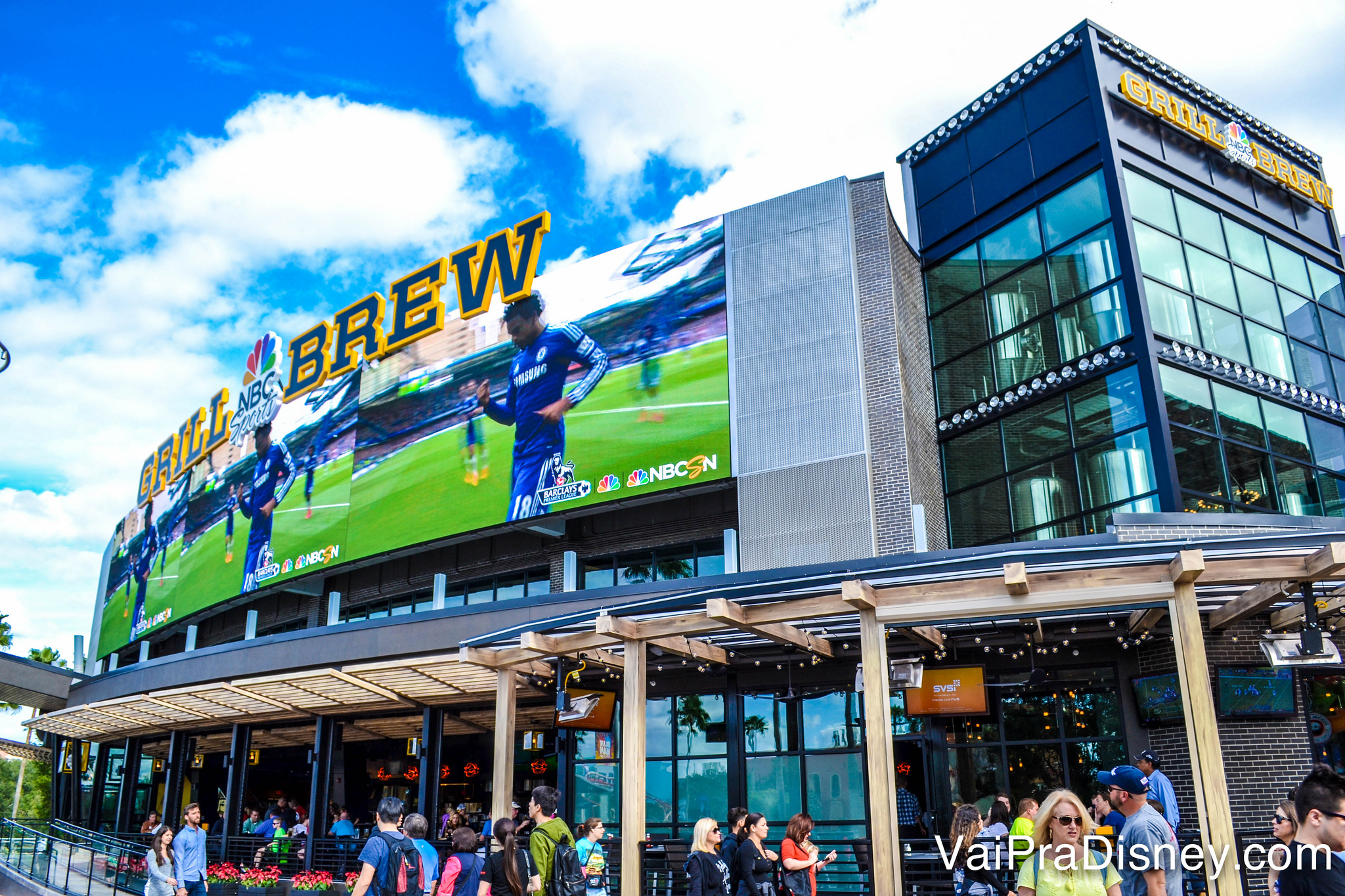 Foto do exterior do restaurante NBC Sports Grill & Brew, com tema de esportes  