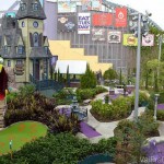 Foto do campo de minigolf no CityWalk da Universal, uma das muitas atividades de lá.