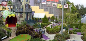 Foto do campo de minigolf no CityWalk da Universal, uma das muitas atividades de lá.