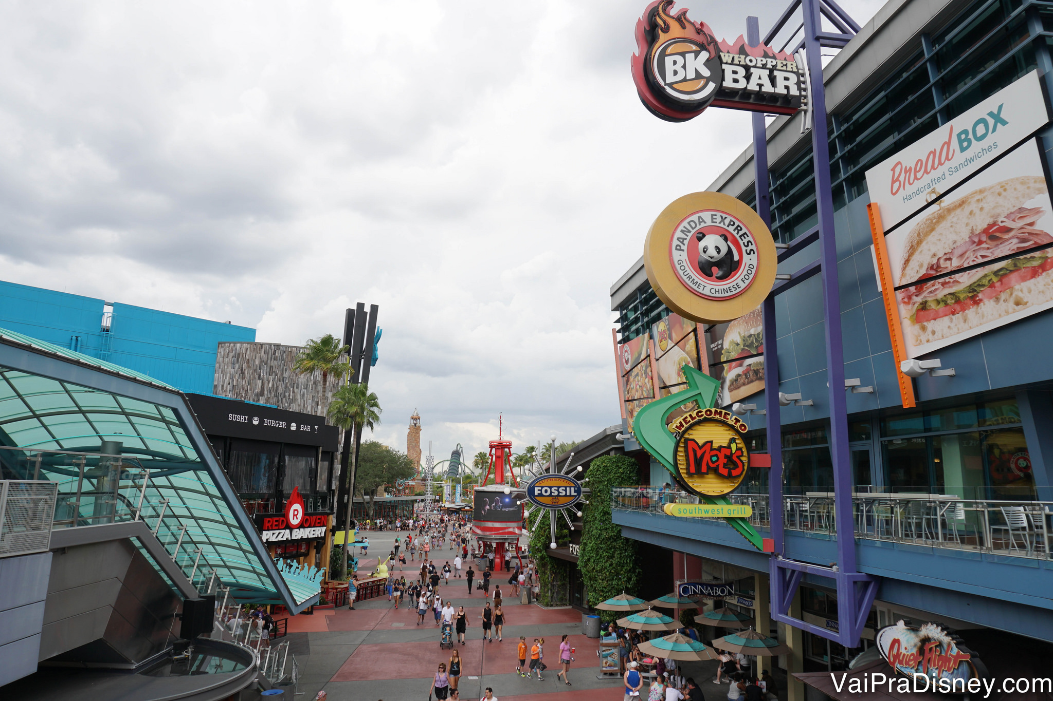 Foto de uma placa mostrando diversas opções de restaurantes do CityWalk, como Panda Express e Moe's 