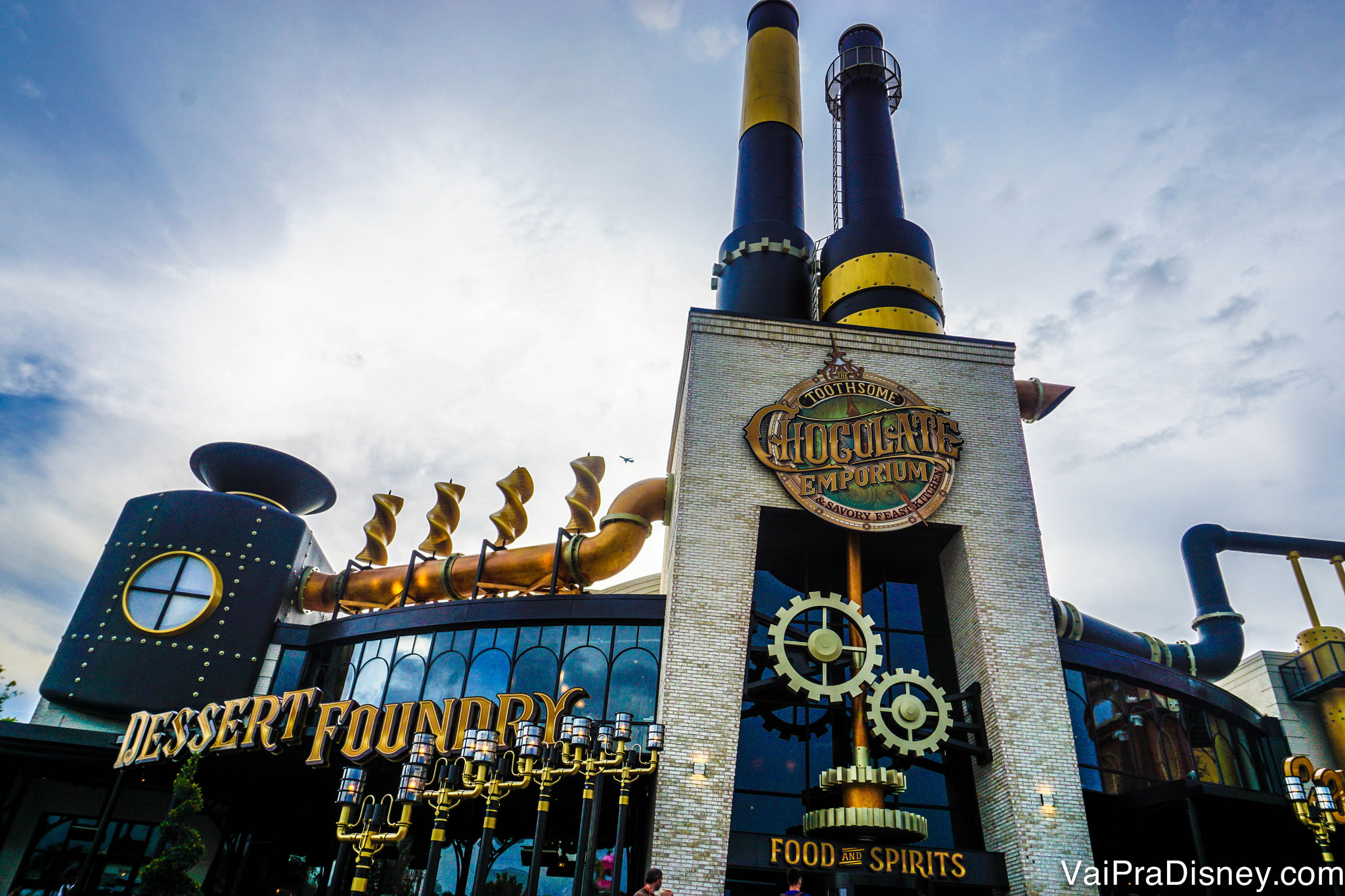 Foto do exterior do restaurante Toothsome Chocolate Emporium, com detalhes em dourado 