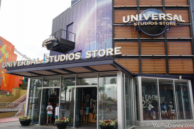 Foto da loja da Universal no CityWalk, chamada Universal Studios Store, com o logo do estúdio na fachada. 