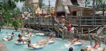 Foto dos visitantes em boias na piscina de ondas do Typhoon Lagoon, um dos parques aquáticos da Disney. É uma opção interessante para quem gosta de atividades aquáticas no verão