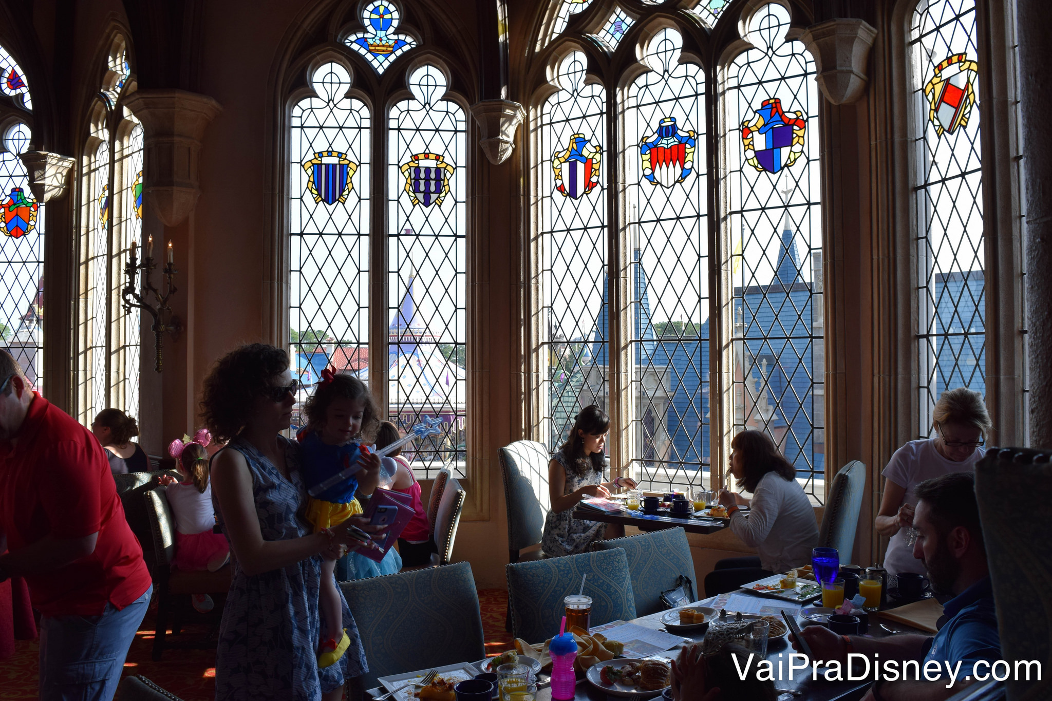 Fazer uma refeição com as princesas dentro do castelo da Cinderela é SUPER concorrido, e é preciso reservar com meses de antecedência.
